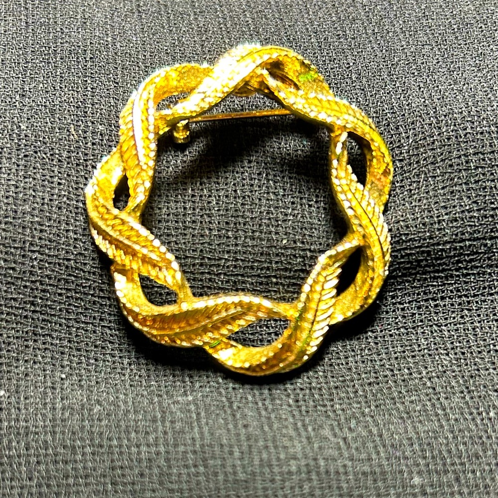 Beautiful Signed VTG Gold tone metal leaf wreath brooch. By Gerrys.
